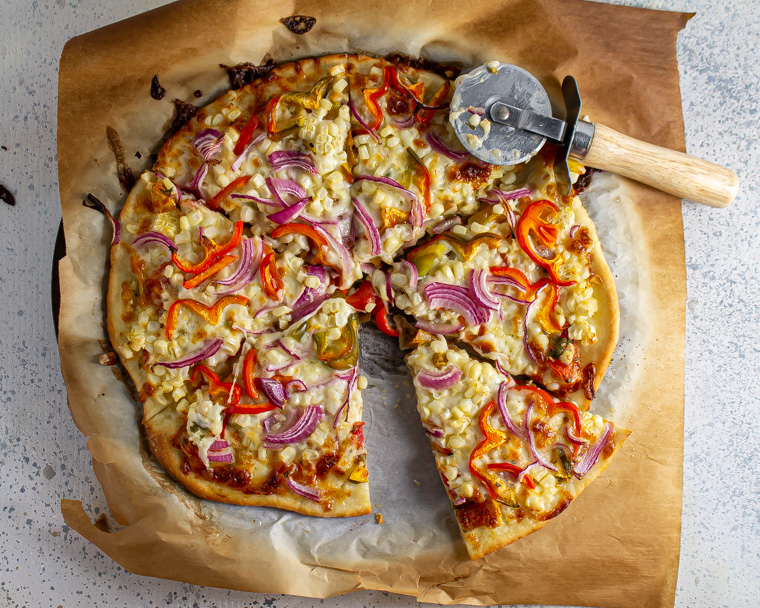 red onion, corn and bell pepper pizza